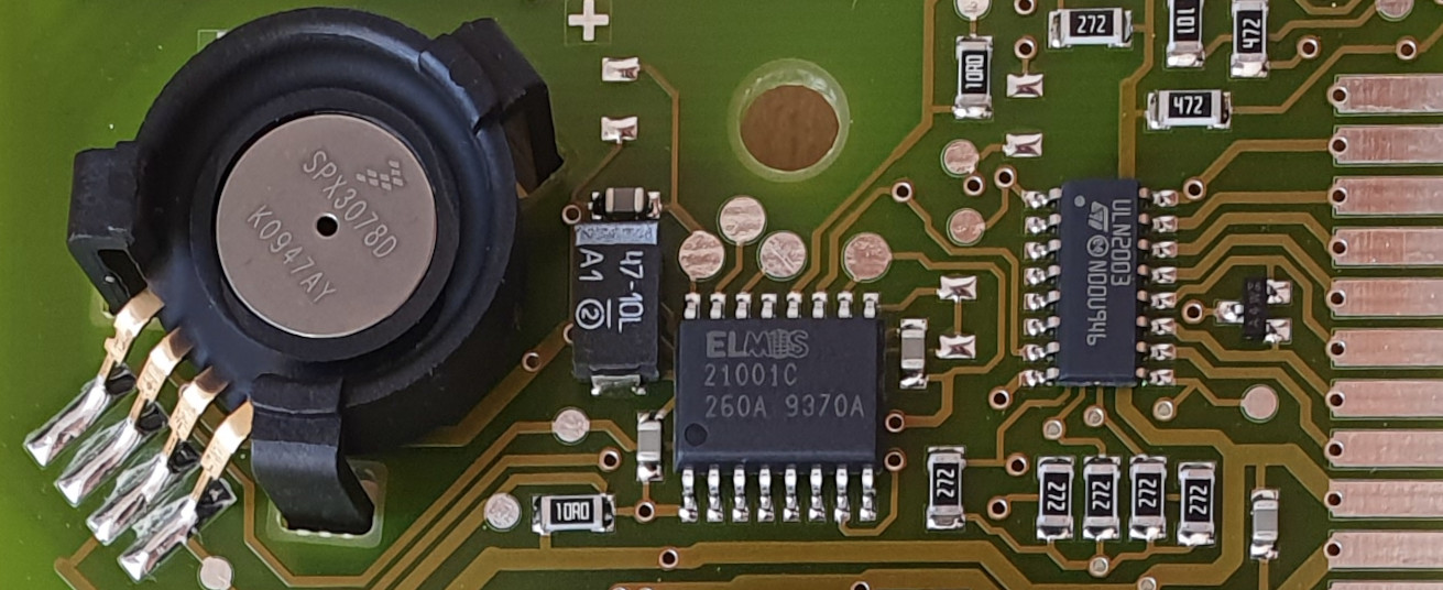 Motorola SPX3078D pressure sensor, ELMOS E210.01C IC and TI ULN2003A transistor array
